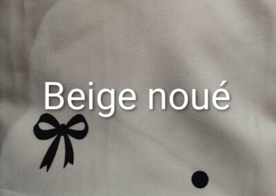 Beige noué